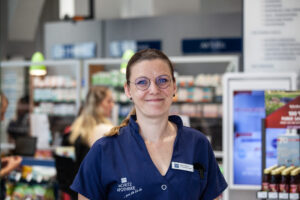 Apothekerin in der Offizin der Moritz Apotheke